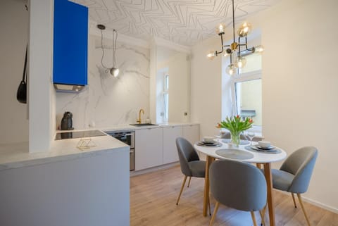 Coffee/tea facilities, Kitchen or kitchenette, Living room