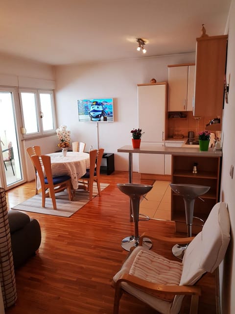 Kitchen or kitchenette, Living room