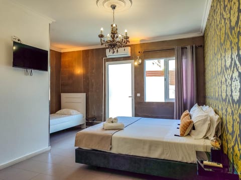 Bed, TV and multimedia, Photo of the whole room, Bedroom, towels