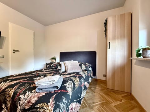 Photo of the whole room, towels, wardrobe