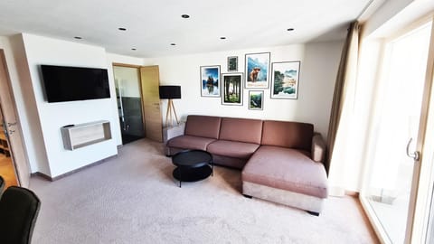 TV and multimedia, Living room, Photo of the whole room, Seating area, Mountain view