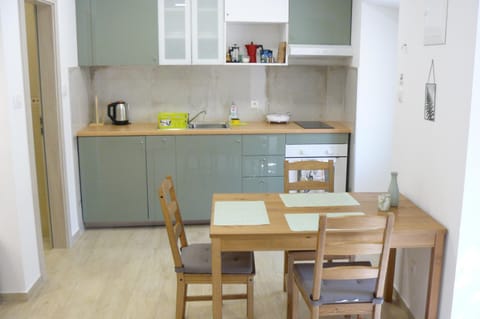 Kitchen or kitchenette, Dining area