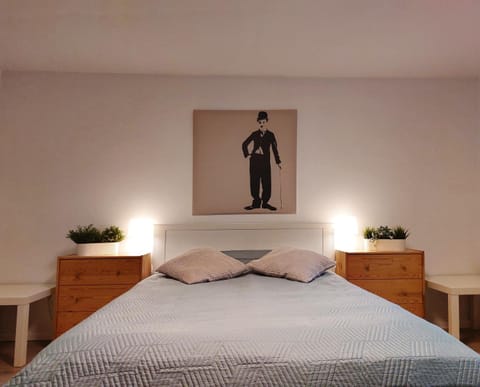 Bed, Bedroom, Garden view