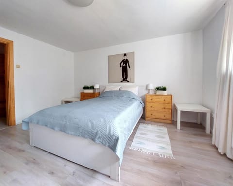 Bed, Bedroom, On site, Garden view