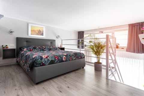 Bed, Photo of the whole room, Seating area, Bedroom