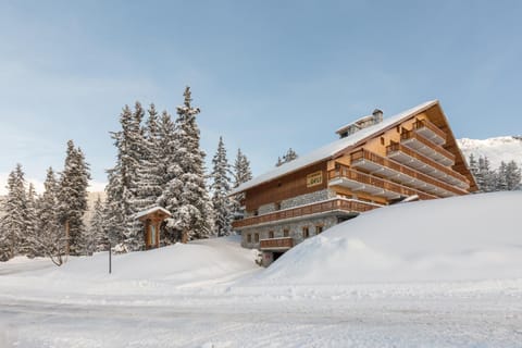 Property building, Day, Natural landscape, Winter, Skiing, On site, Mountain view