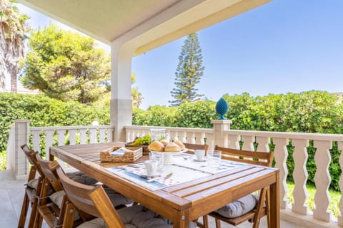 Patio, Garden, View (from property/room), Food and drinks, Dining area, Garden view