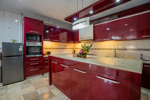 Kitchen or kitchenette, minibar, stove, toaster