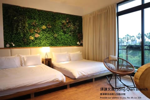 Bed, Photo of the whole room, City view