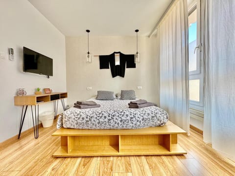 Bed, Photo of the whole room, Bedroom