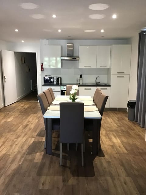 Kitchen or kitchenette, Dining area, minibar, pet friendly, stove