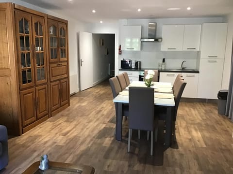 Kitchen or kitchenette, Dining area, minibar, pet friendly, stove