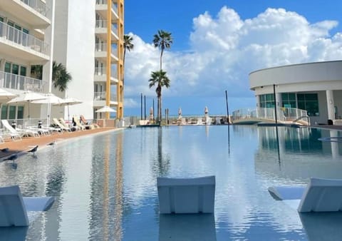 Day, Swimming pool