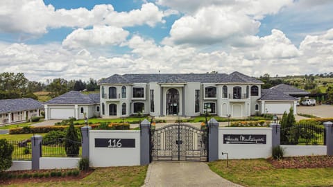 Property building, Facade/entrance, Day, Garden, Garden view