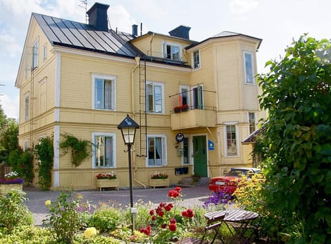 Facade/entrance, Garden