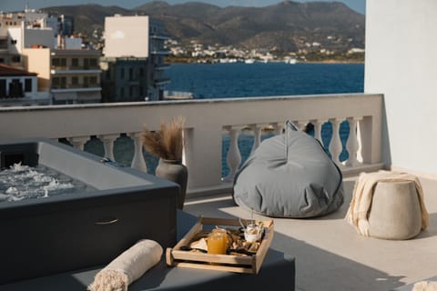 View (from property/room), Balcony/Terrace, City view, Lake view, Sea view