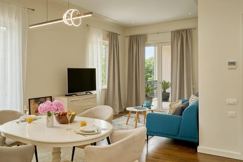 Communal lounge/ TV room, TV and multimedia, Living room, Seating area, Dining area
