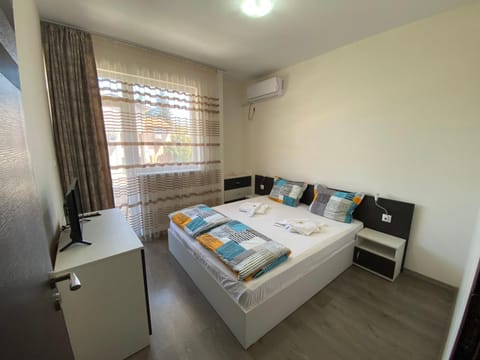 Bed, TV and multimedia, Bedroom, towels, air conditioner