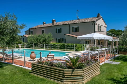 Swimming pool, sunbed