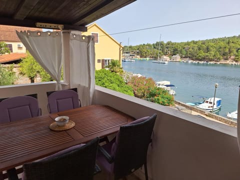 Two-bedroom apartment with sea view,big terrase and garden Apartment in Stari Grad