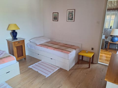 Two-bedroom apartment with sea view,big terrase and garden Apartment in Stari Grad