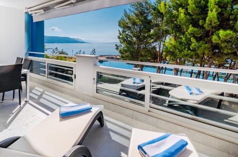 View (from property/room), Balcony/Terrace, Balcony/Terrace, Seating area, Sea view, sunbed
