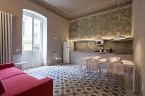 Coffee/tea facilities, Kitchen or kitchenette, Living room, Dining area, oven, stove, toaster