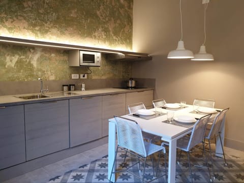 Coffee/tea facilities, Kitchen or kitchenette, Dining area, stove