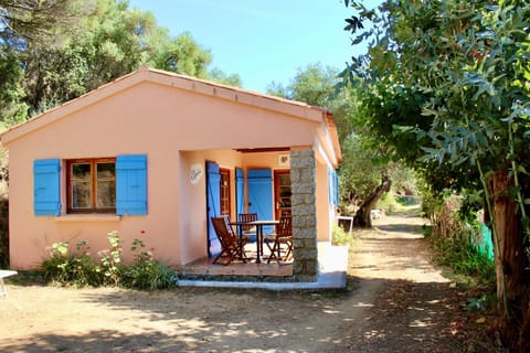 Patio, Facade/entrance, Day, Garden, Garden view