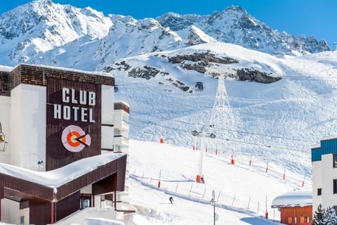 Nearby landmark, Day, Property logo or sign, Natural landscape, Winter, Skiing, Logo/Certificate/Sign, Mountain view