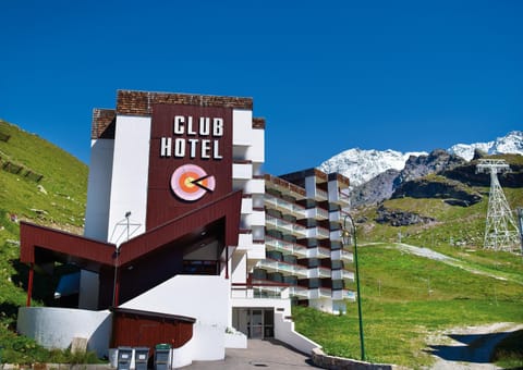 Property building, Nearby landmark, Facade/entrance, Day, Property logo or sign, Natural landscape, Summer, Logo/Certificate/Sign, Mountain view, Certificate/Award