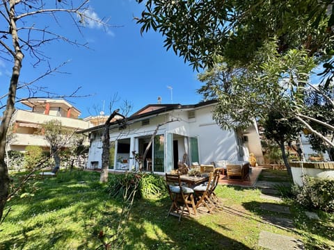 Property building, Patio, Spring, Day, Garden, Dining area, Garden view