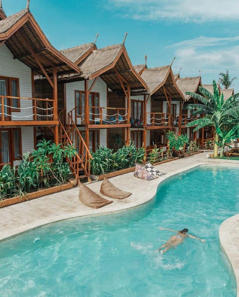 Property building, Patio, Day, Garden, Pool view, Swimming pool, sunbed