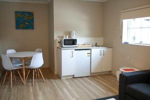 Kitchen or kitchenette, Dining area, minibar, toaster