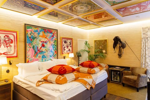 Photo of the whole room, Decorative detail