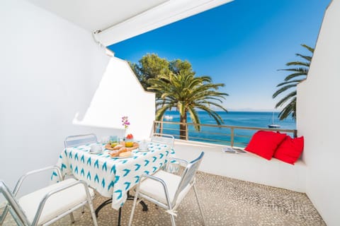 Facade/entrance, Balcony/Terrace