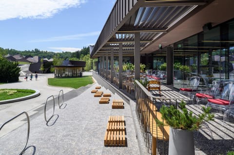 Restaurant/places to eat, Balcony/Terrace