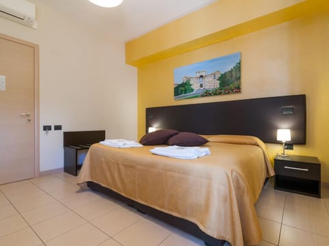 Photo of the whole room, towels