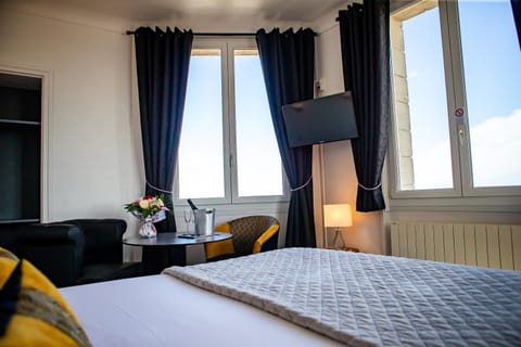 Bed, Living room, Photo of the whole room, Bedroom