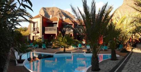 Day, Pool view