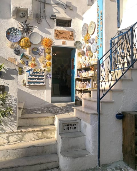 Facade/entrance, On-site shops