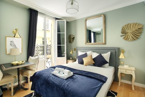 Bed, towels