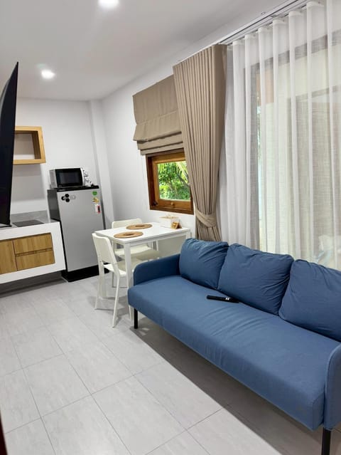 TV and multimedia, Kitchen or kitchenette, Living room, Seating area