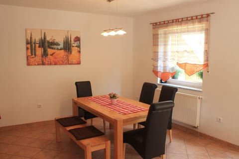 Seating area, Dining area