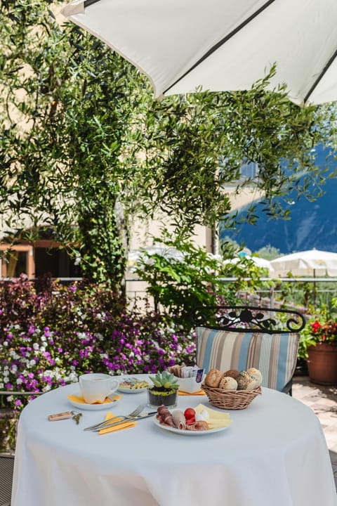 Spring, Day, Garden, Food and drinks, Dining area, Food, Garden view