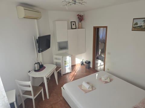 TV and multimedia, Dining area, Bedroom