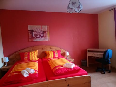 Bed, Photo of the whole room, towels