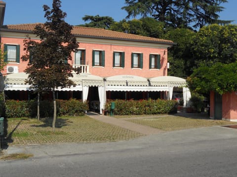 Property building, Facade/entrance, Day, Balcony/Terrace, On site