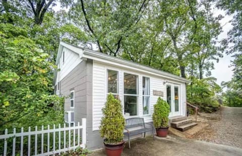 The Cottage Treehouses Bed and Breakfast in Hermann