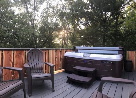 The Cottage Treehouses Bed and Breakfast in Hermann